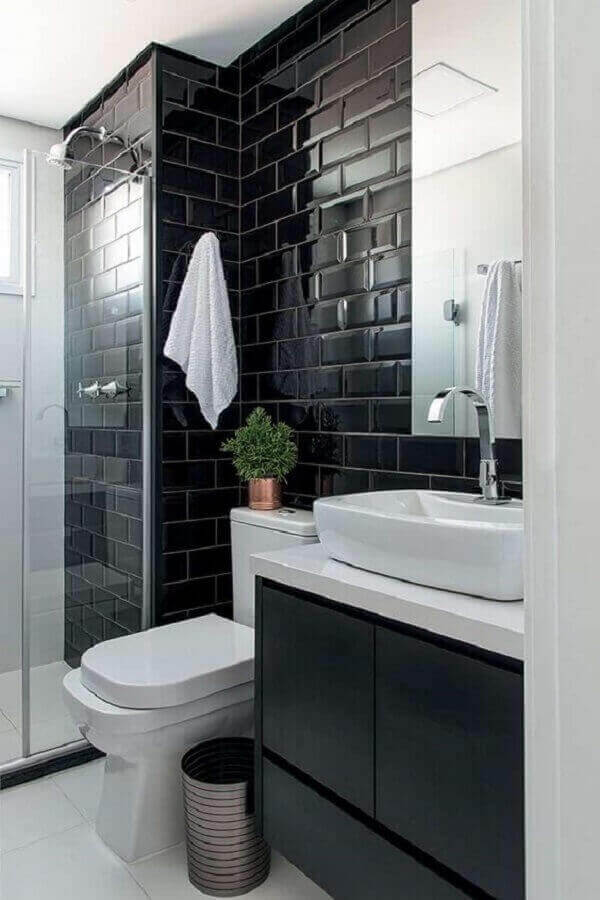 Banheiro com revestimento cerâmico preto e gabinete suspenso. Fonte: Minha Casa